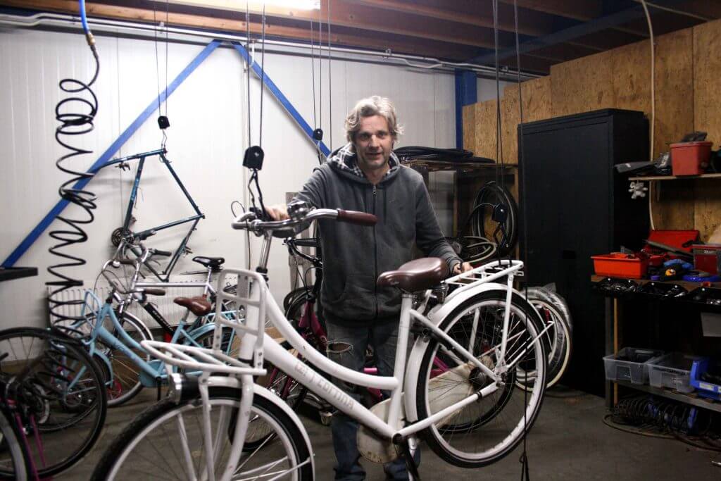 Laat je fiets repareren bij onze professionele fietsenwerkplaats met ervaren monteurs en hoogwaardige onderdelen.