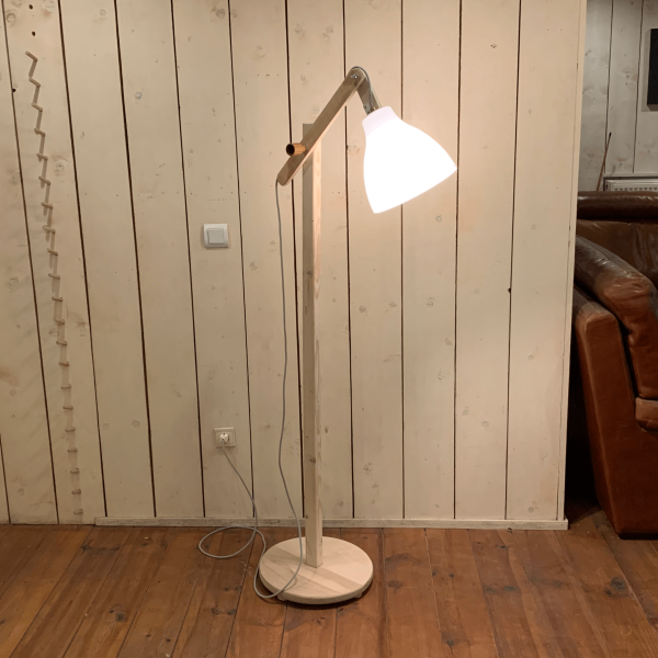 duurzame staande lamp van resthout en hergebruikte materialen